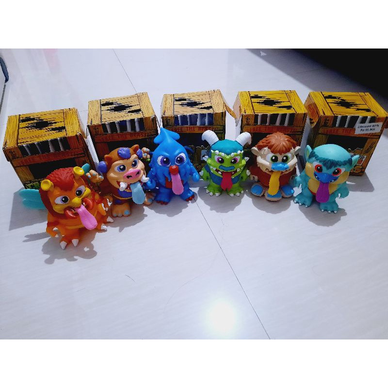 SALE KIDZSTATION mainan figure monster crate creatures flingers monster bunyi lucu biru tengah sold