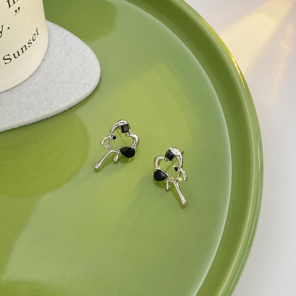 Anting Tusuk Motif Hati Simple Ala Korea Warna Hitam Untuk Wanita