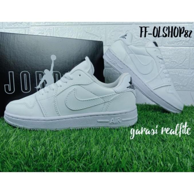 Sepatu Air Jordan Retro Pendek Putih Polos Sneakers Basket Casual Low Famozmart