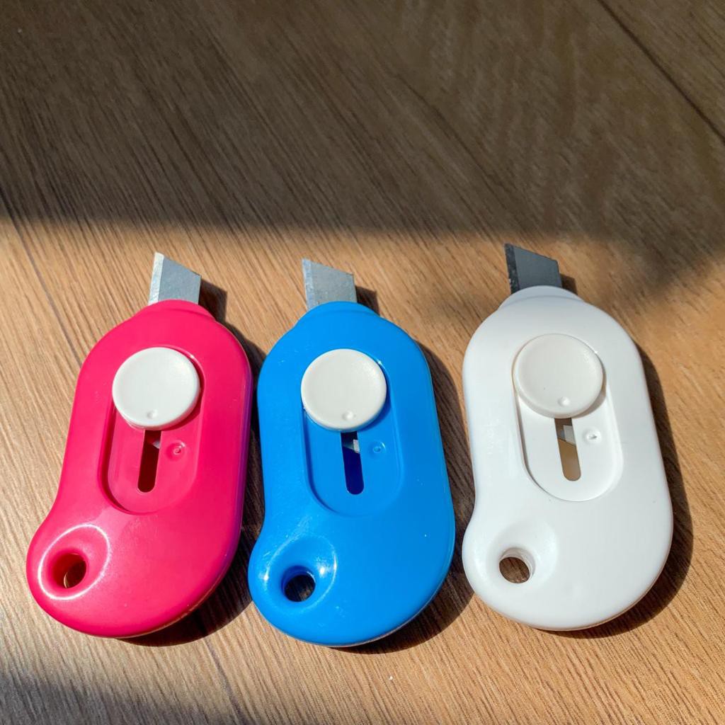

[LuckyFOrtuna88] Cutter Mini Joyko pemotong kertas pisau kecil, cutter portable 3 warna untuk Alat Tulis Kantor Pisau kecil Serbaguna Pisau Kecil Kertas Pisau kertas