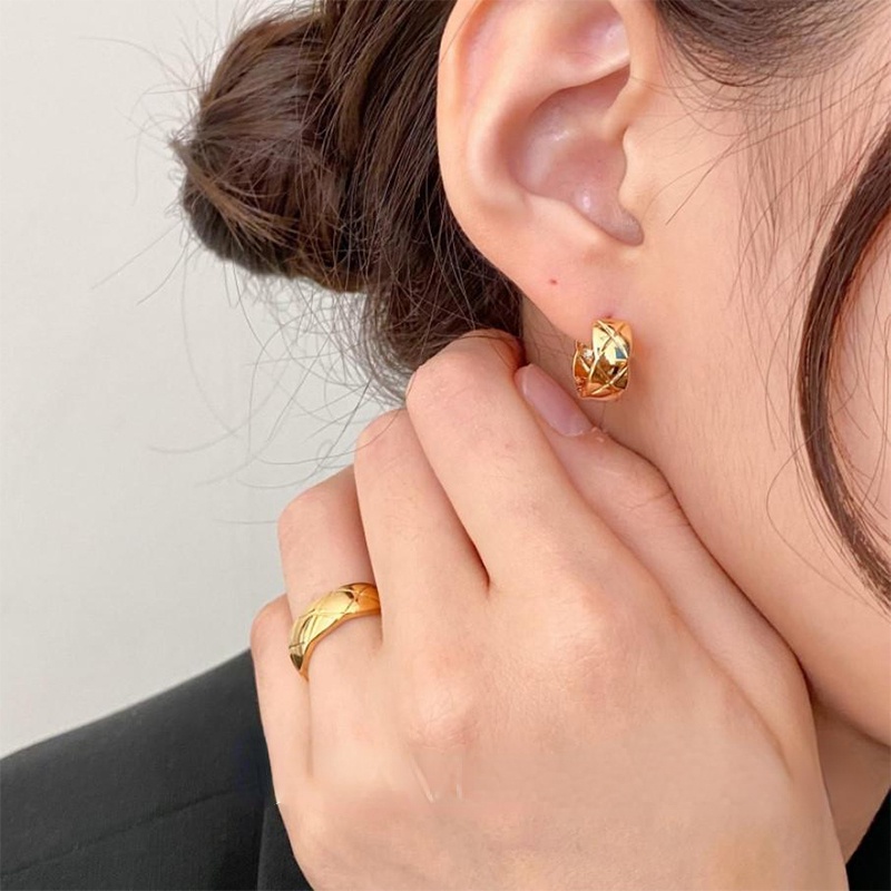 Anting Tusuk Warna Gold Gaya Elegan Untuk Wanita