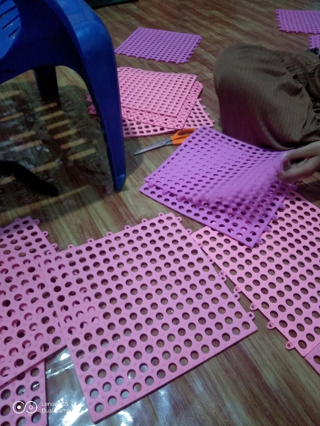 Alas Anti Slip Kamar Mandi / Karpet Anti Licin Dapur Mat Non-slip 30x30 Cm Polkadot Pvc