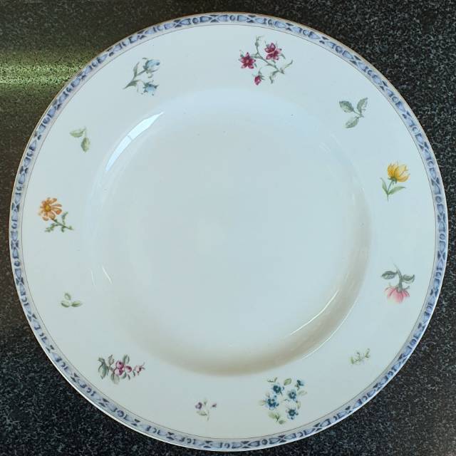 Piring Makan Keramik Set Isi 4 Motif Bunga Kecil