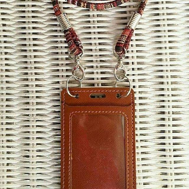 

Id card holder coklat dan tali tenun