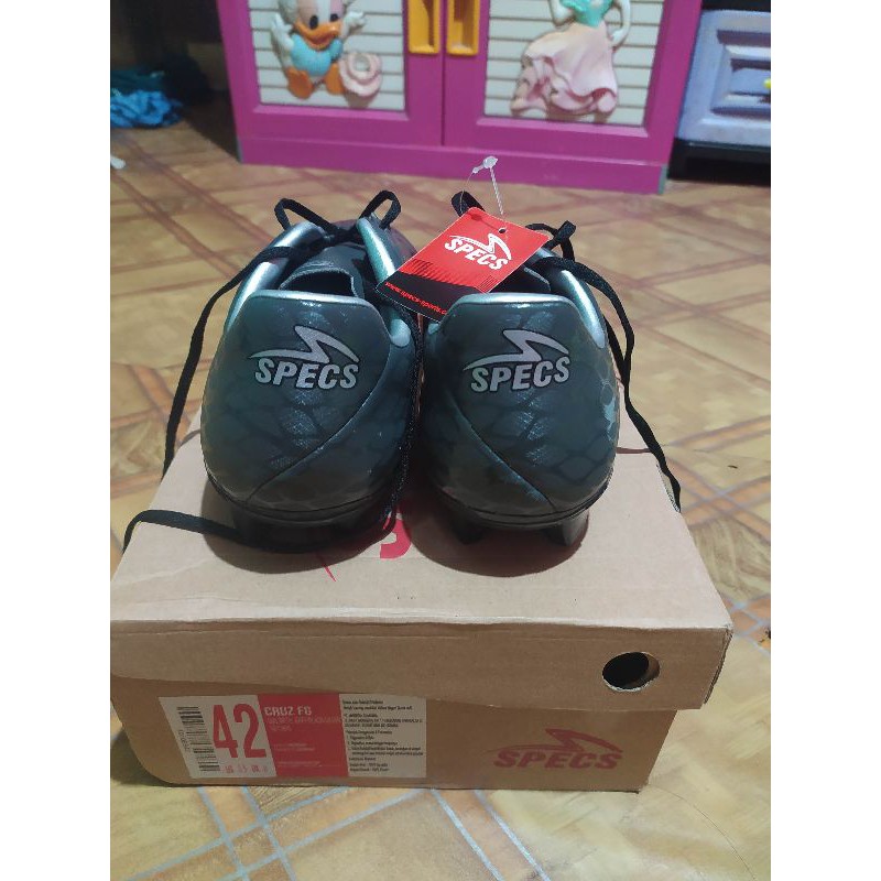 Sepatu bola Specs