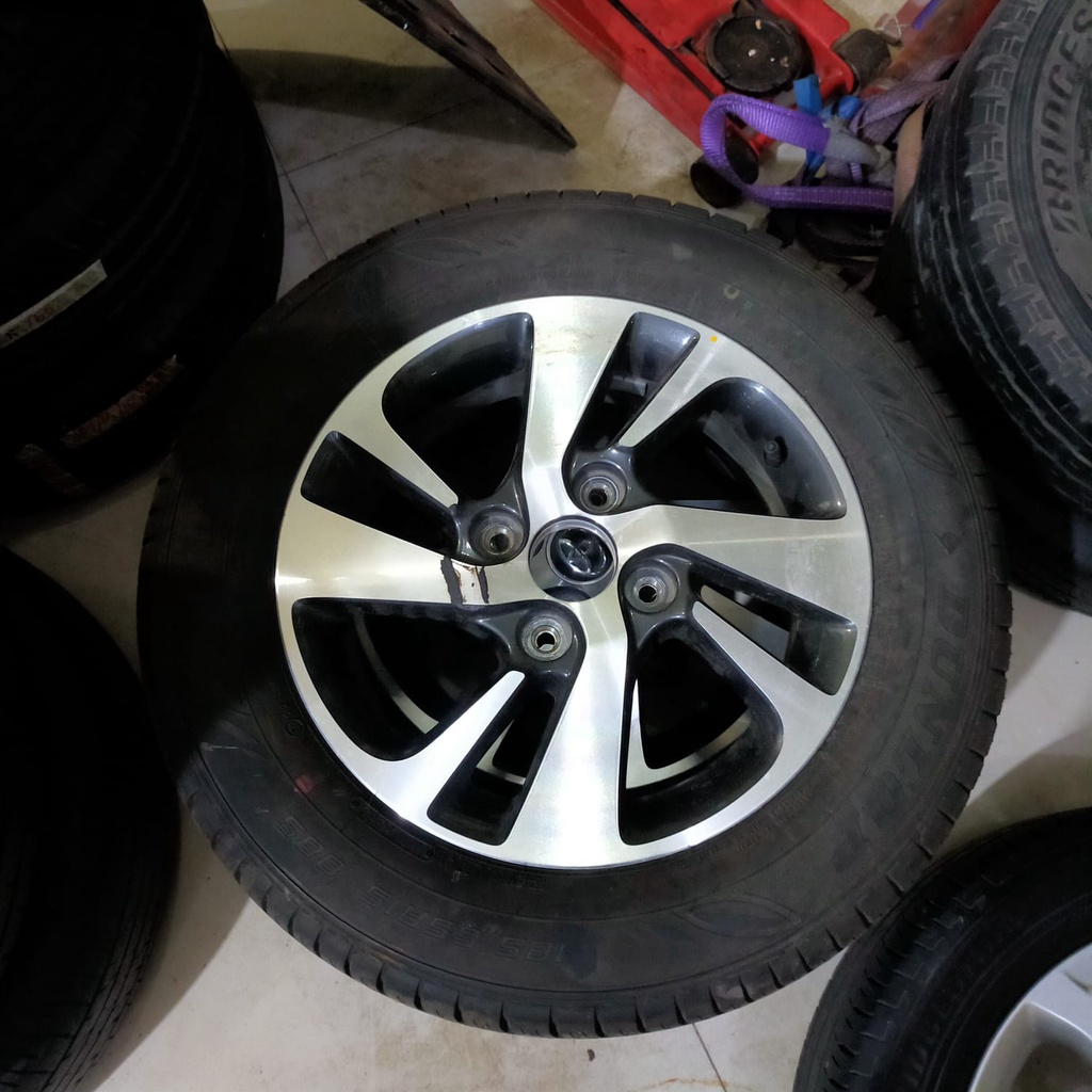 Mengupas Tuntas Ban Bawaan Toyota Veloz: Performa, Kelebihan, Kekurangan, dan Alternatif