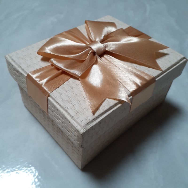 GIFT BOX IVORY MOTIF ANYAMAN / KOTAK TEMPAT KADO