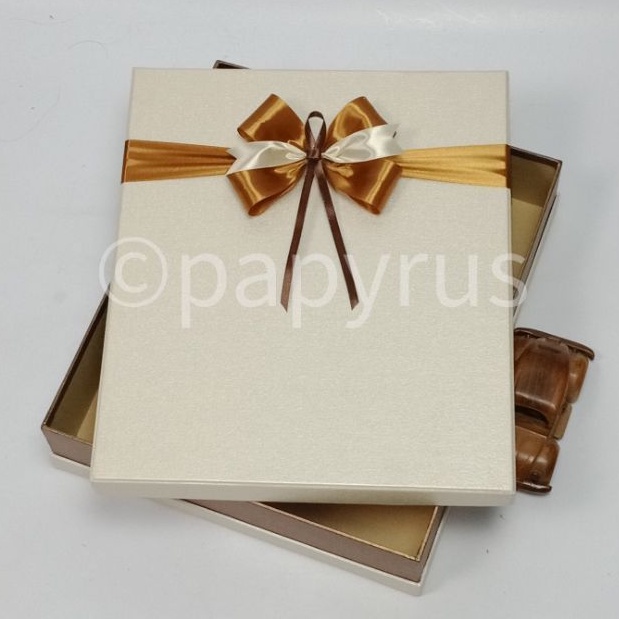 

PAPYRUS Sandwich 30x35 Tinggi 8cm Kotak Kado Gift Box Pita B