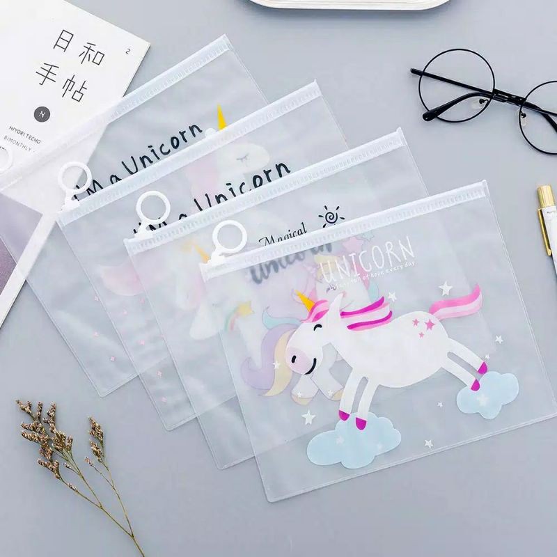 

Siskawati Alimin ; tempat pensil transparan unicorn