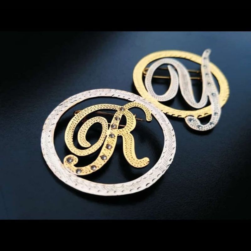 BROS PIN INISIAL CUSTOM /BROS CUSTOM /BROS PIN CINCIN HIJAB UKIR TEMPAH NAMA