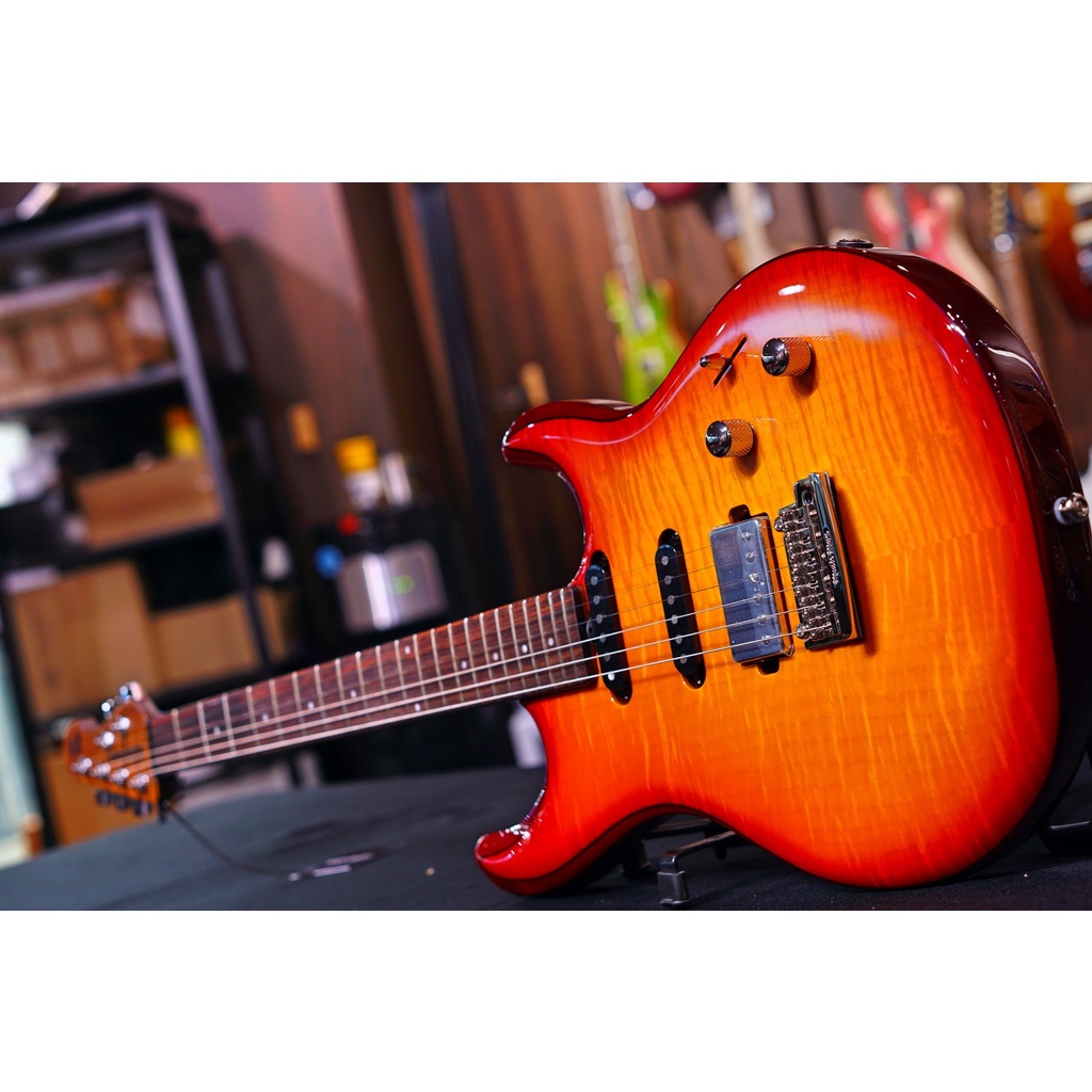 Ernie Ball Music Man Luke III HSS - Cherry Burst flame G98348