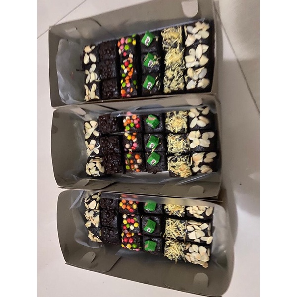 

Fudgy Brownies Sekat isi 18