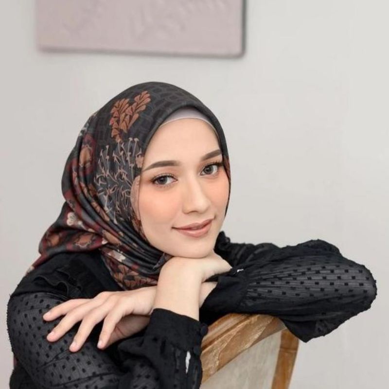 Wearing Klamby Marina Scarf (PRELOVED)