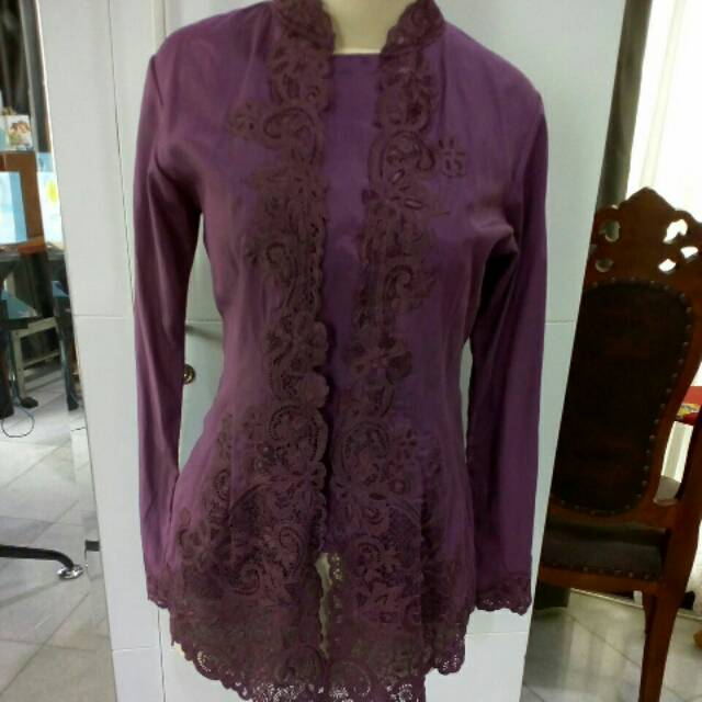 Kebaya modern ungu