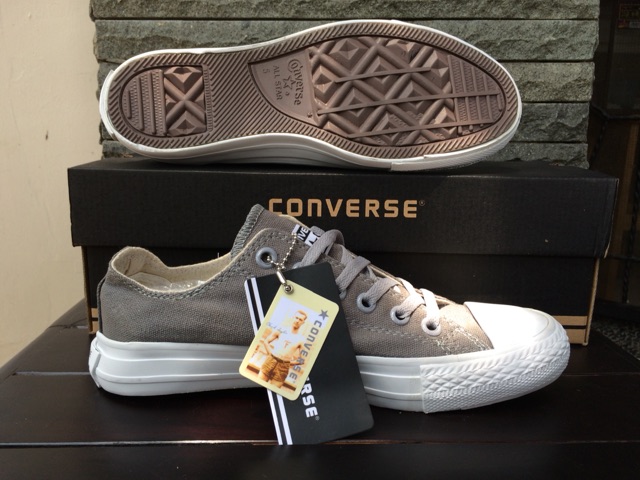 berat sepatu converse original