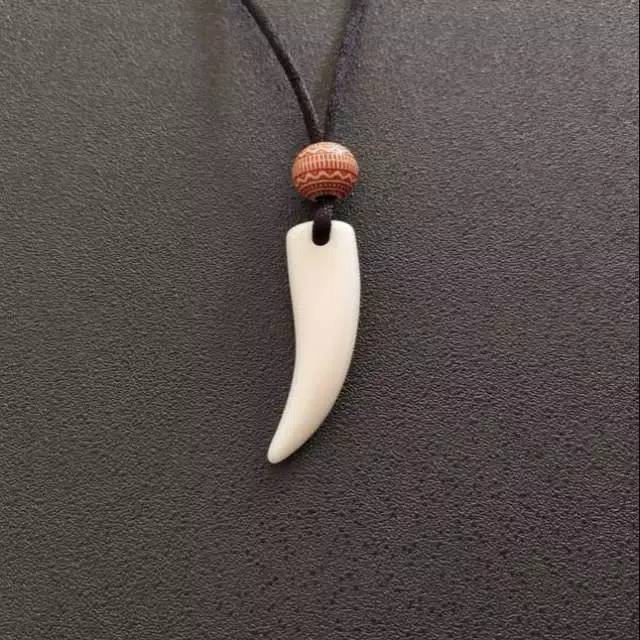 Kalung taring bandul bulat tali kalung satin china HITAM dan MERAH