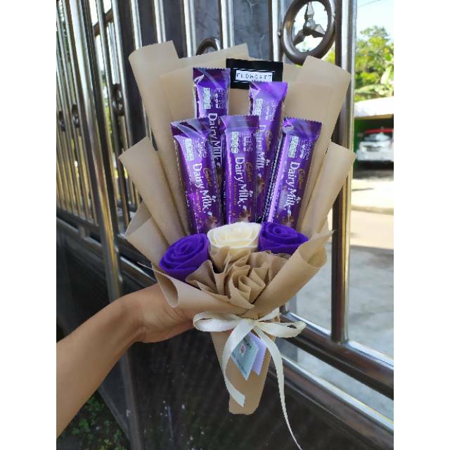 Bucket Coklat / Buket Coklat / Buket Coklat Wisuda/ Bucket Coklat Wisuda/ Buket Coklat Dairy Milk / 