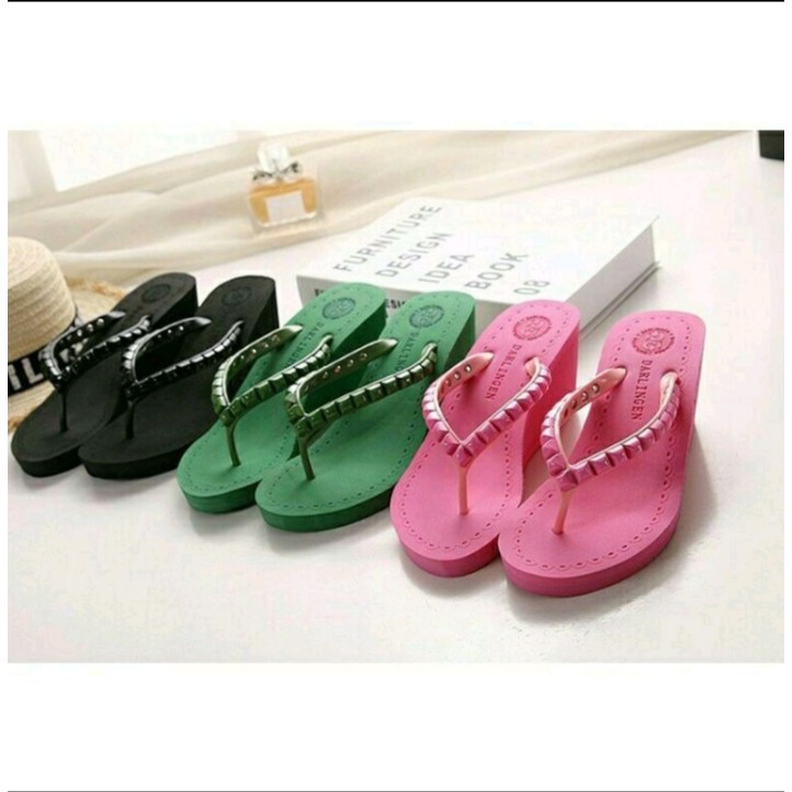 Sandal wedges jepit piramid