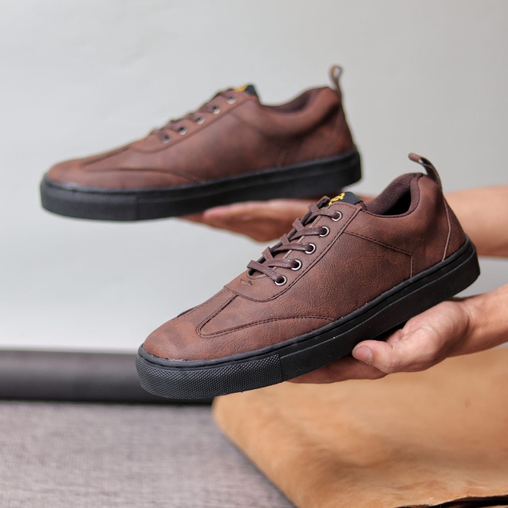 MOLK Sepatu Kasual Sneakers Pria Trendy Kulit Pu Original Distro Kerja Kantor Kuliah Ori