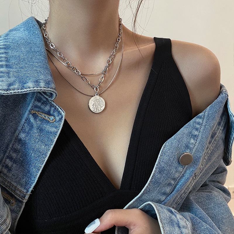 Kalung Rantai Multilayer Desain Koin Potret Gaya Hip Hop Untuk Wanita