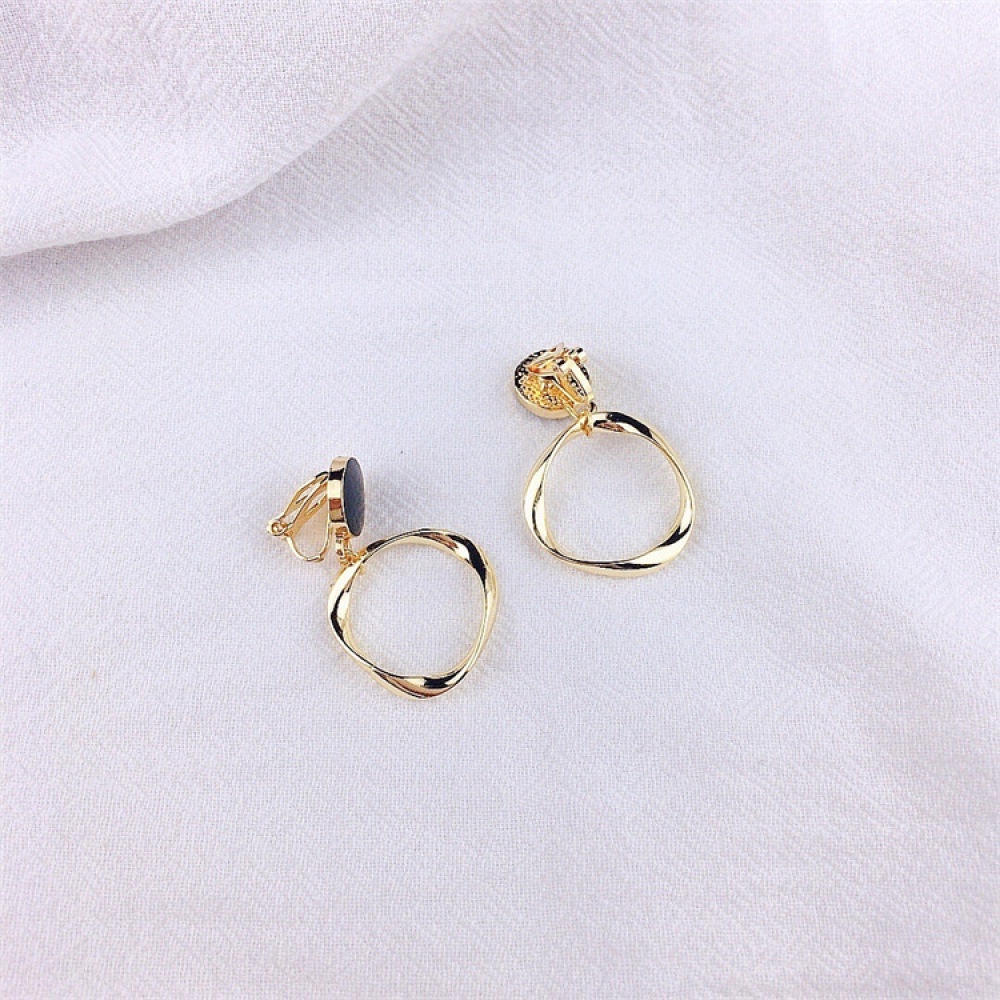 Anting Klip on Lapis Emas Bentuk Bulat Asimetris Gaya Punk Rock Untuk Wanita