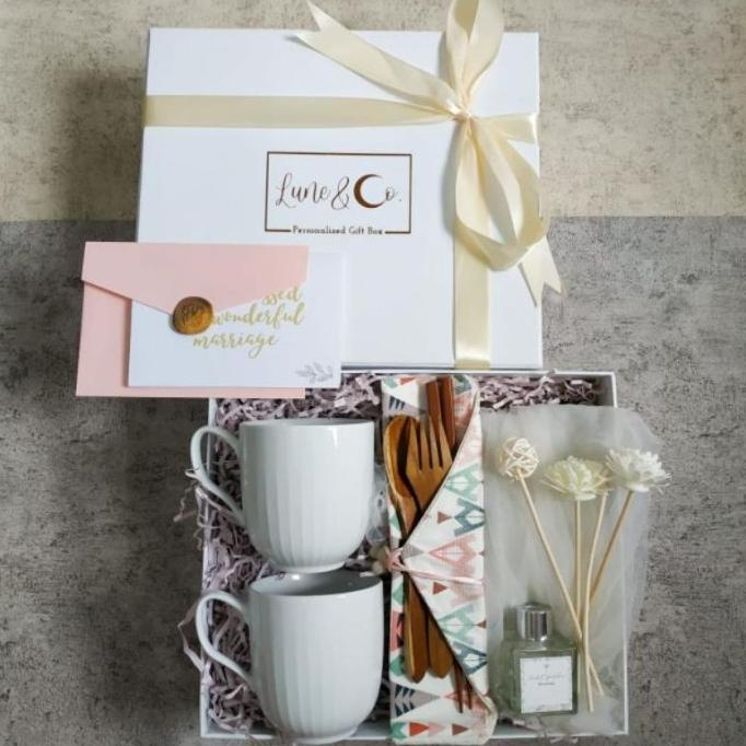 

KADO PERNIKAHAN,HADIAH PERNIKAHAN, HAMPERS NIKAHAN, KADO UNIK, KADO