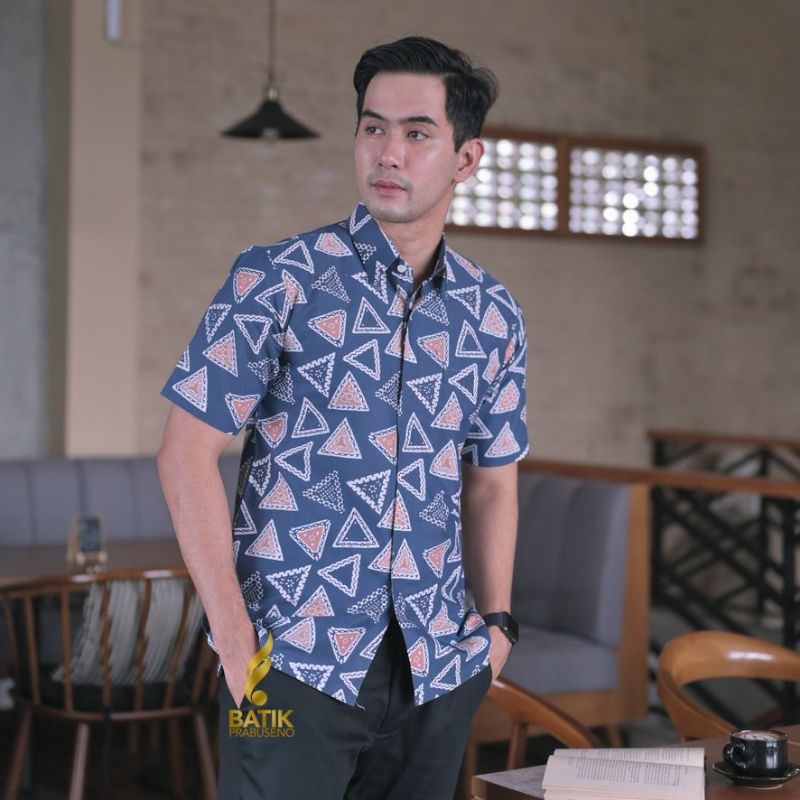 SWASTIKA KEMEJA BATIK PRIA LENGAN PENDEK KATUN CAP HEM BAJU SERAGAM KANTOR MODERN
