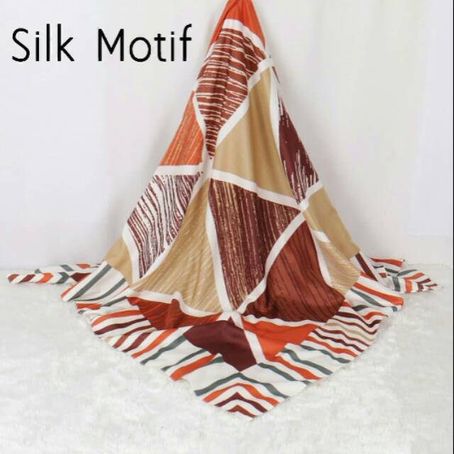 Jilbab Segi 4 bhn silk Motip by Umama scarf