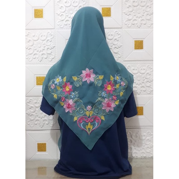 Jilbab BellaSquare Bordir Motif Bunga Cantik
