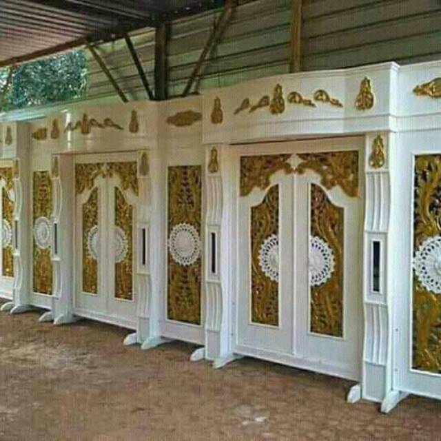 Satu set pelaminan lengkap dengan kursi pengantin syahrini, vas, bunga, stand foto, kotak angpau