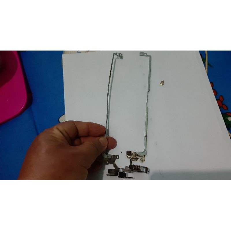 

Engsel Kiri Notebook Acer 722 Series