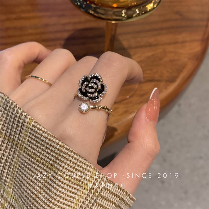 Cincin Model Terbuka Desain Bunga Kamelia Hias Kristal Warna Gold Gaya Vintage Untuk Wanita