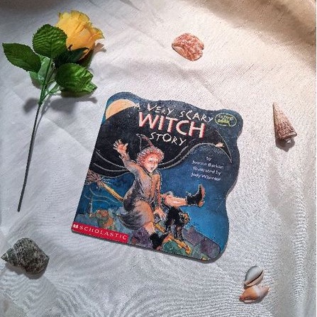 Buku cerita anak "A very scary witch story" glow in the dark (Preloved)