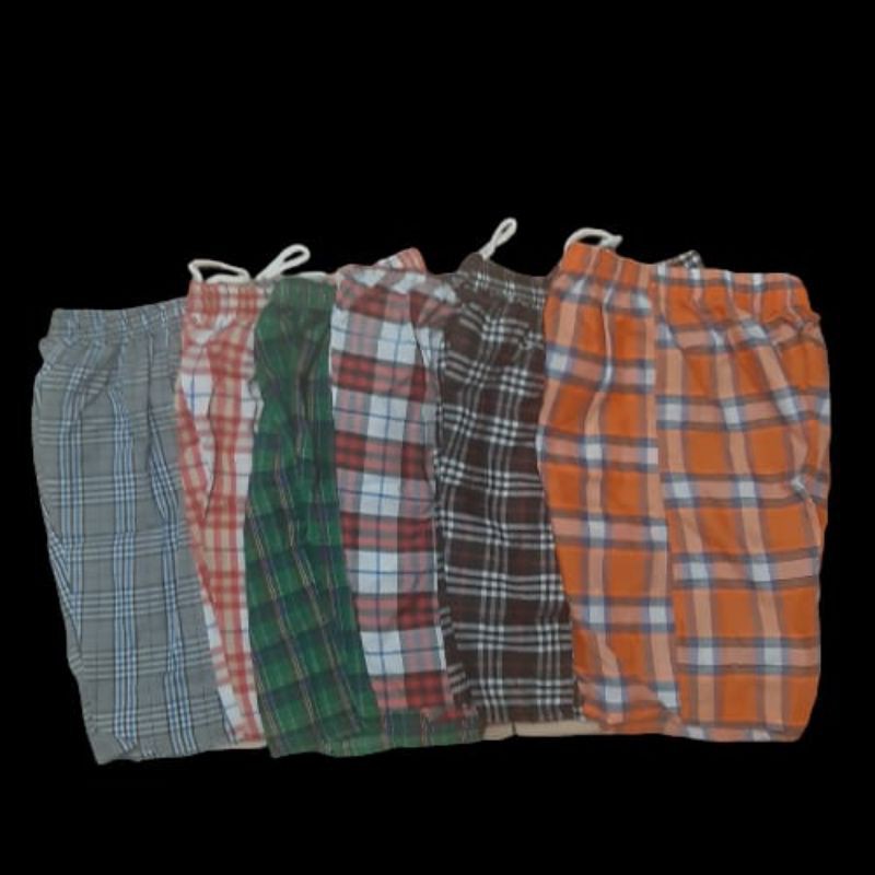 celana pendek pria wanita motif kotak