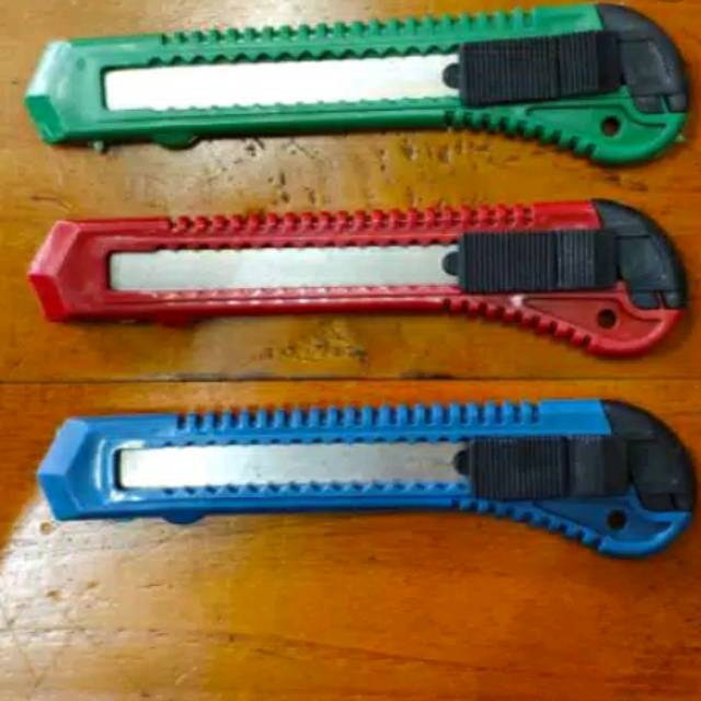 

Pisau cutter tajam dan tebal
