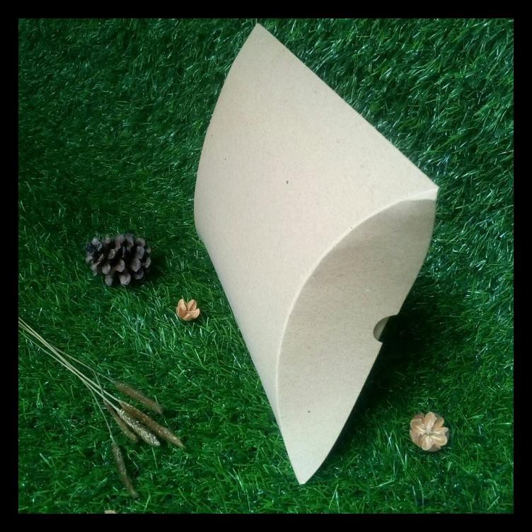 

PILLOW BOX/KOTAK KADO KARTON SOFTBOARD 300 GR UKURAN PLT 26 X 20 X 6CM KUALITAS TERBAIK