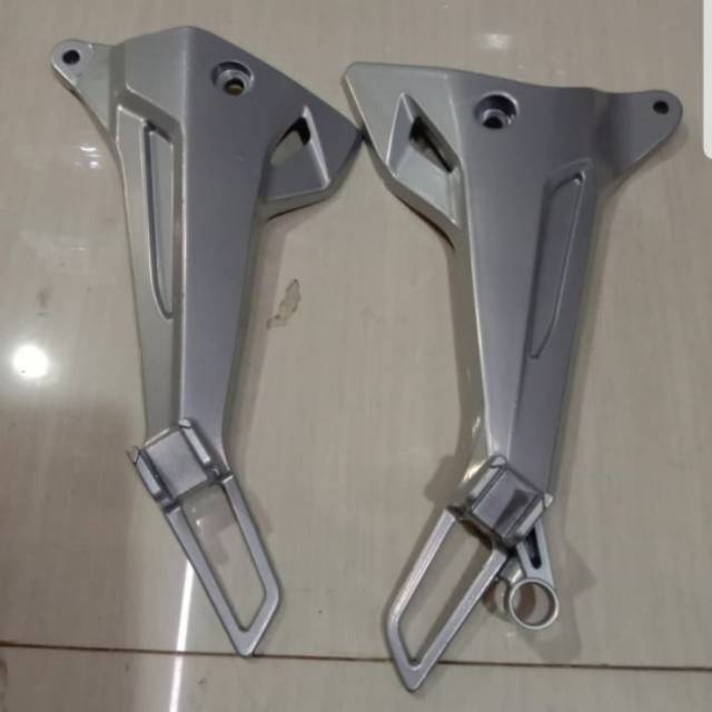 Dudukan footstep/ injakan kaki belakang Supra X 125