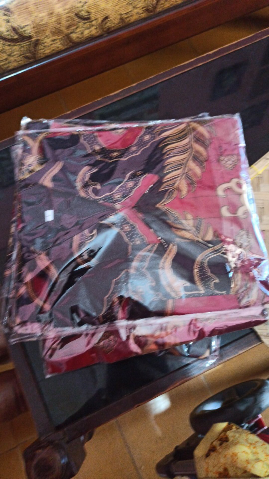 Kemeja Batik Pria Lengan Panjang Lapis Furing Hitam Merah Hijau Krisna