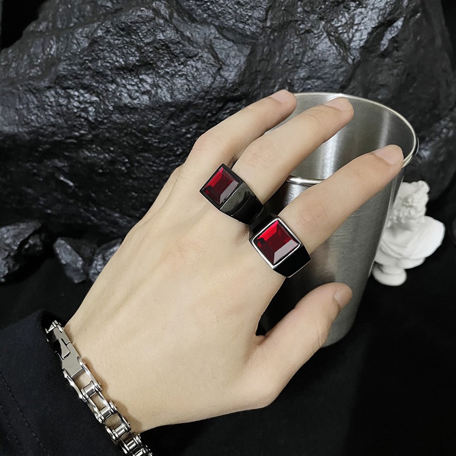 Cincin Bahan Titanium Steel Warna Hitam Aksen Batu Ruby Kristal Bentuk Persegi Untuk Pria