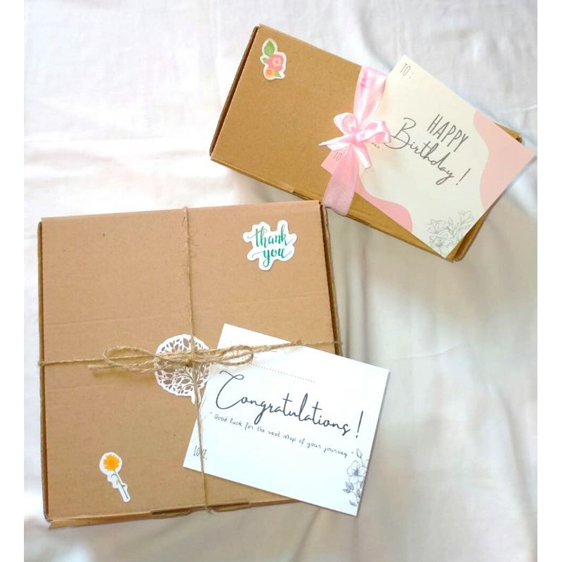 

Box dan Hiasan 23x23x7 Kado Ulang Tahun Wisuda Graduation Hampers Pernikahan Anniversary Congratulations