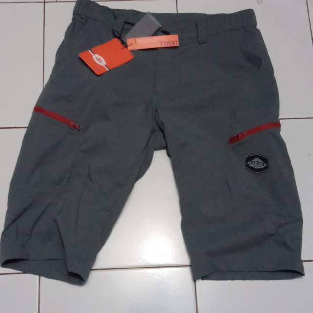 CELANA PENDEK MAKALU SANGATA