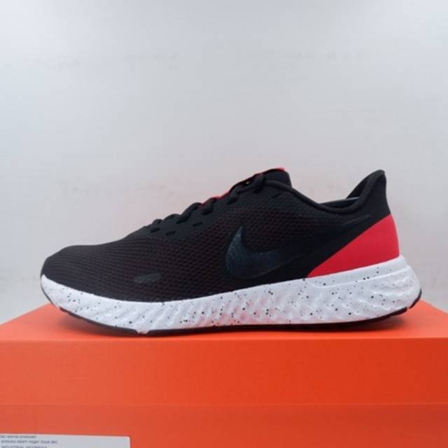 nike revolution 5 black and red