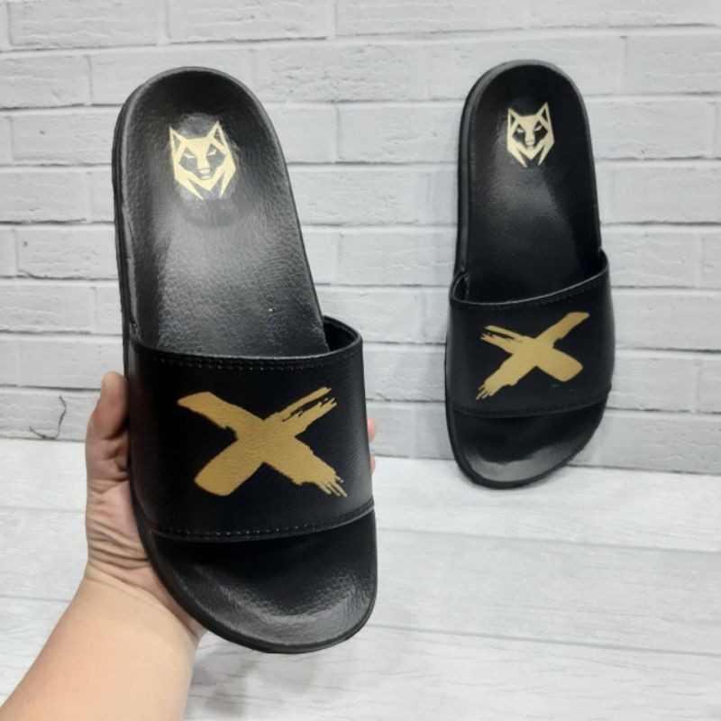 RESTOCKSENDAL MAX SLIDE HITAM GOLD