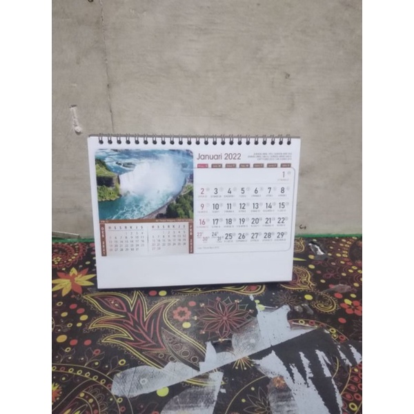 

Kalender meja 2022/Kalender meja pemandangan air terjun