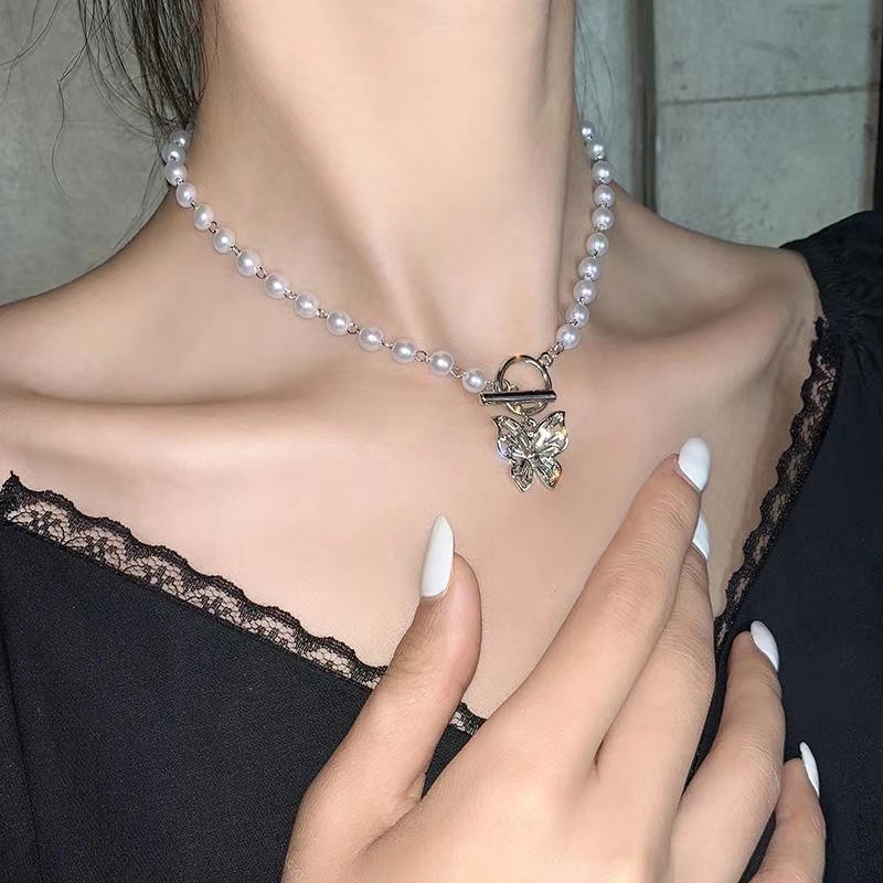 Kalung Rantai Dengan Liontin Kupu-Kupu Kristal Berlian Imitasi Gaya Vintage Untuk Wanita