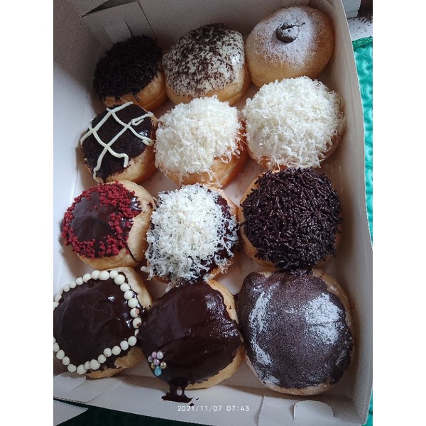 

DONAT ANEKA TOPPING