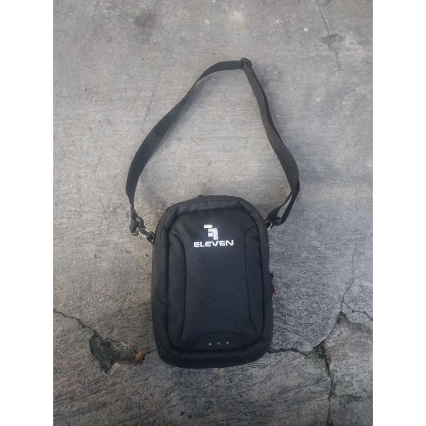 Tas selempang eleven