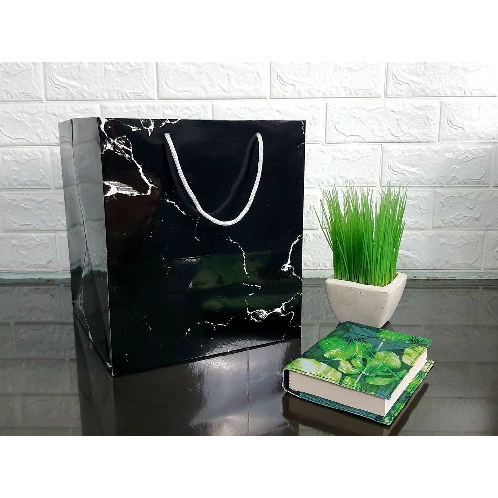 

Paperbag Motif Marmer Hitam Glossy Uk. 25 x 25 x28 cm