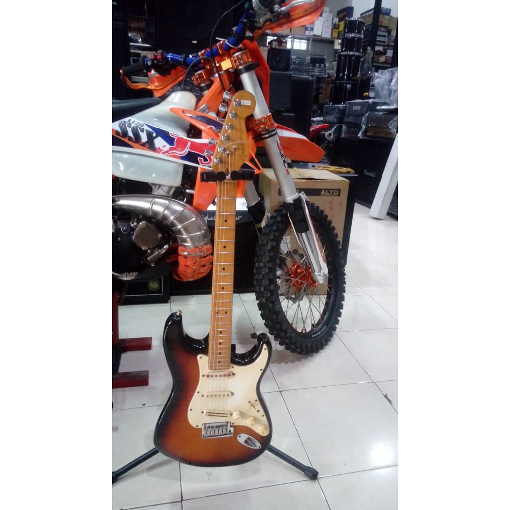 GITAR FENDER STRATOCASTER AMERICAN STANDAR UNIVERSERI 50TH
