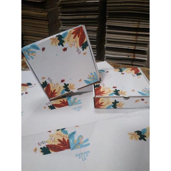 

Box 24x24x7cm Autumn floral/Boxhampers/Hoddie/kado